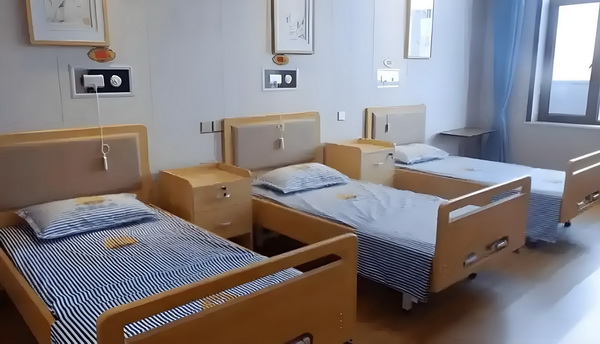 变态男躲女神床下，尺度生猛的日本电影！